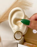 Brinco Circulo Vazado Torcido - Semijoia Banhado em Ouro 18k