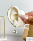 Argolinha com Pingente Moeda Riscada - Semijoia Banhado a Prata