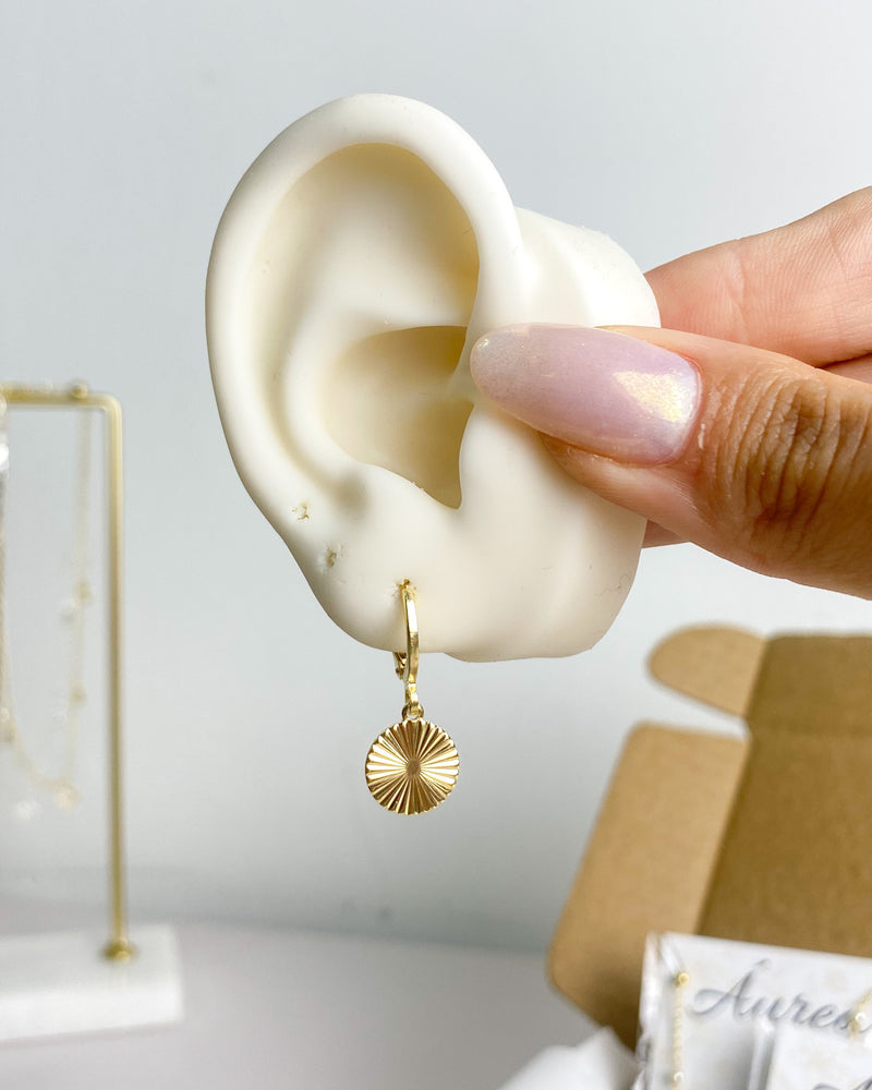 Argolinha com Pingente Moeda Riscada - Semijoia Banhado em Ouro 18k