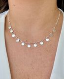 Colar Choker Medalhas Penduradas - Semijoia Folheada a Prata