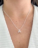 Colar Letra Inicial Cravejado - Semijoia Folheada a Prata