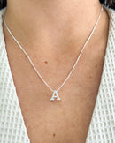 Colar Letra Inicial Cravejado - Semijoia Folheada a Prata