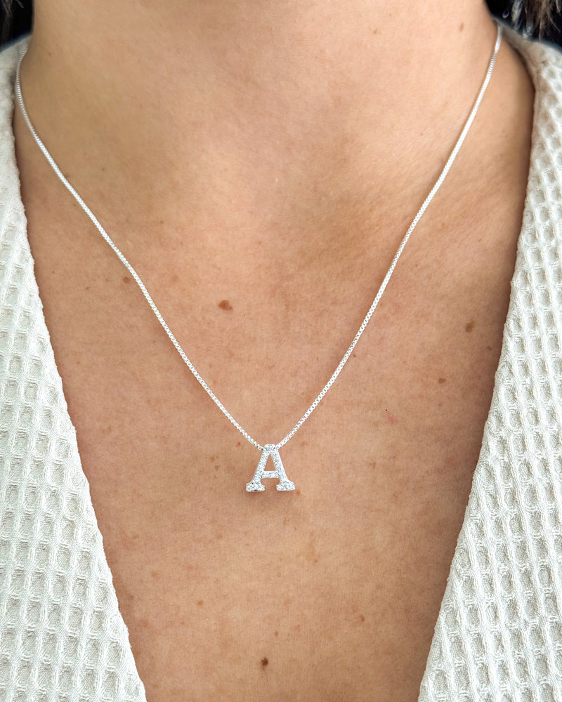 Colar Letra Inicial Cravejado - Semijoia Folheada a Prata