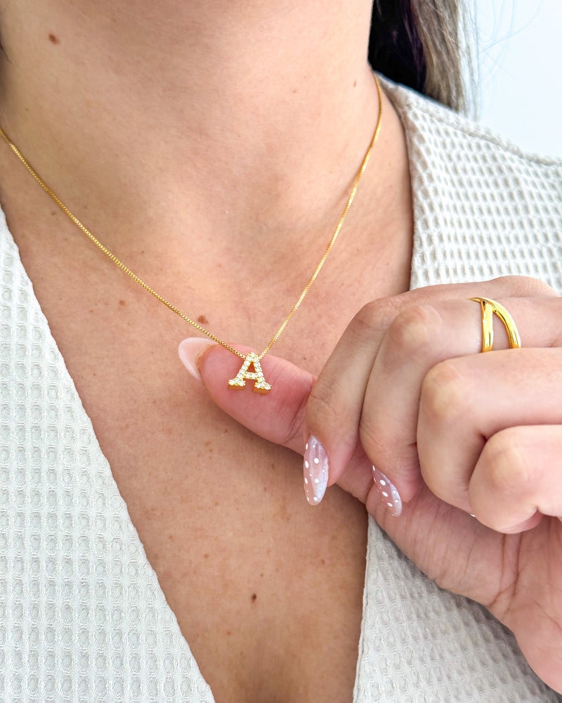 Colar Letra Inicial Cravejado - Semijoia Folheada a Ouro 18k
