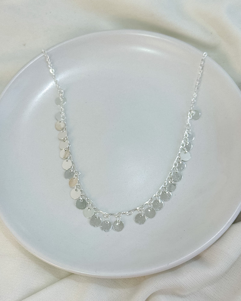 Colar Choker Medalhas Peduradas - Semijoia Folheada a Prata