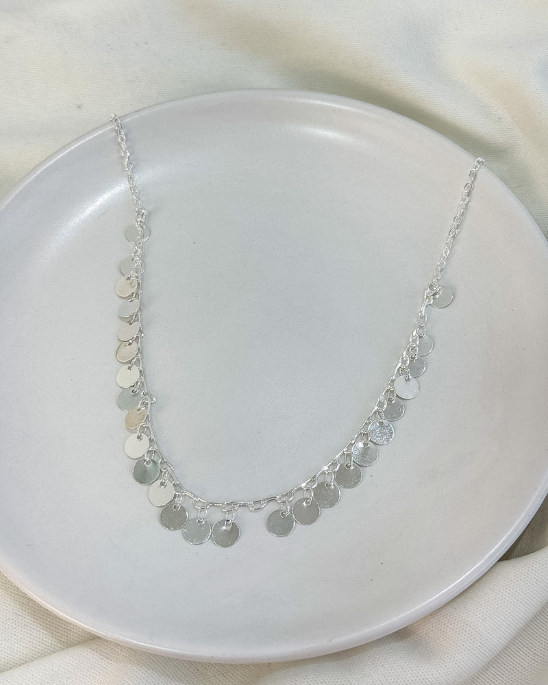 Colar Choker Medalhas Peduradas - Semijoia Folheada a Prata