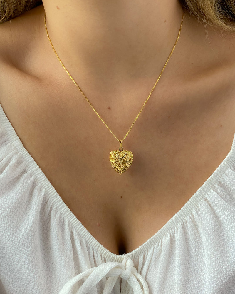 Colar Relicário Coração Vazado + Foto Personalizada - Semijoia Banhado em Ouro 18k