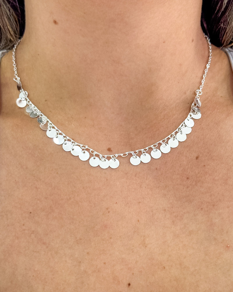 Colar Choker Medalhas Peduradas - Semijoia Folheada a Prata