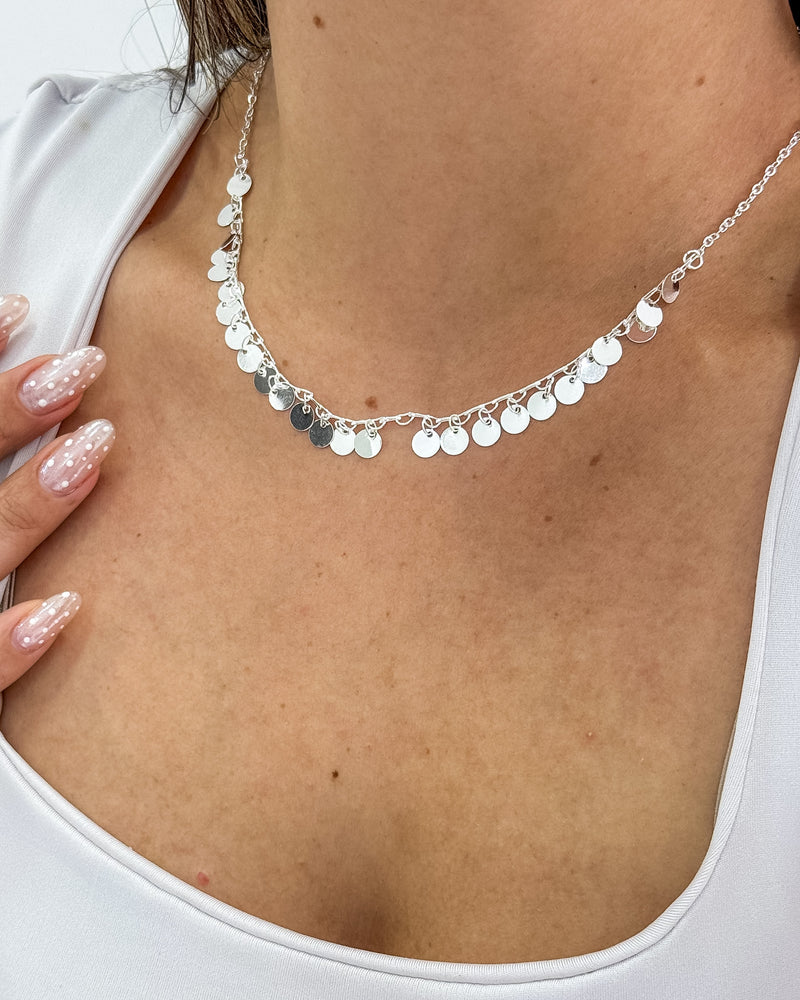 Colar Choker Medalhas Peduradas - Semijoia Folheada a Prata