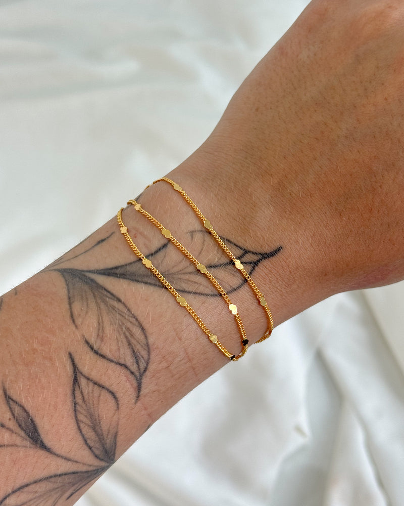 Pulseira Fio Triplo Coração Chapeado - Semijoia Folheada a Ouro 18k