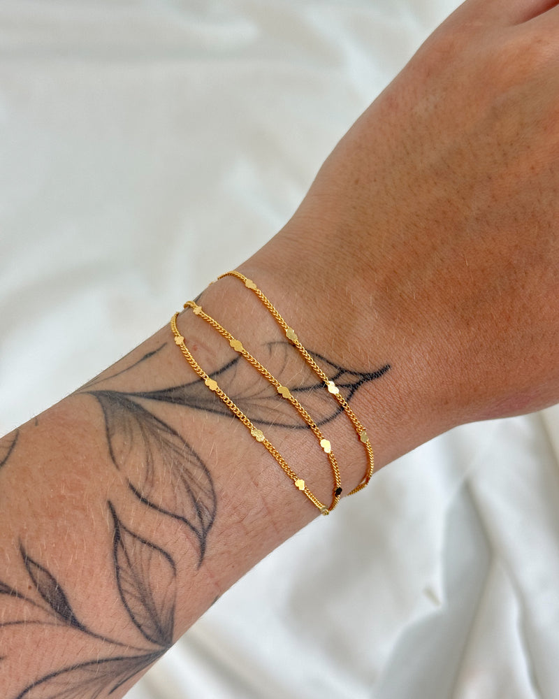 Pulseira Fio Triplo Coração Chapeado - Semijoia Folheada a Ouro 18k