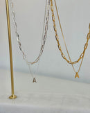 Conjunto de Colares Letra + Corrente - Semijoia Folheada a Ouro 18k
