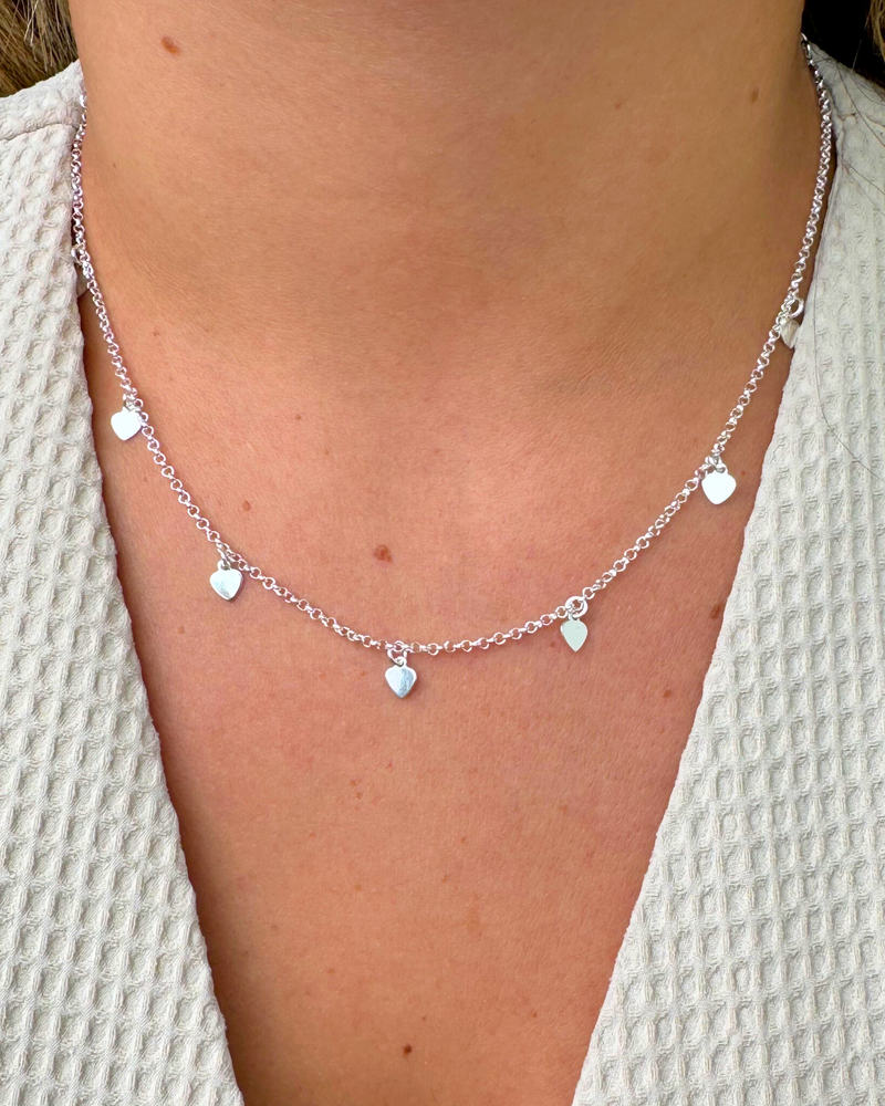 Colar Choker Corações Pendurados - Semijoia Banhado a Prata