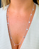 Colar Longo Corações Pendurados - Semijoia Banhado a Prata