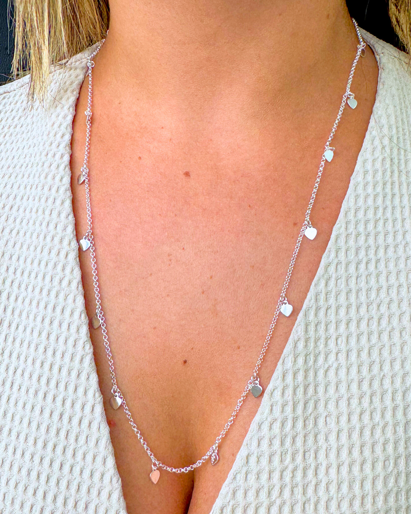 Colar Longo Corações Pendurados - Semijoia Banhado a Prata