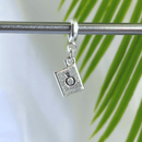 Berloque Banhado a Prata Passaporte - Prata - Áurea Acessórios