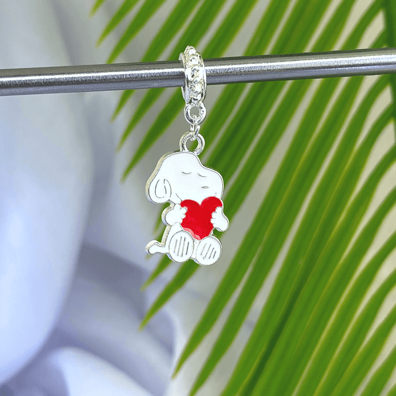 Berloque Banhado a Prata Snoopy Coração - Prata - Áurea Acessórios