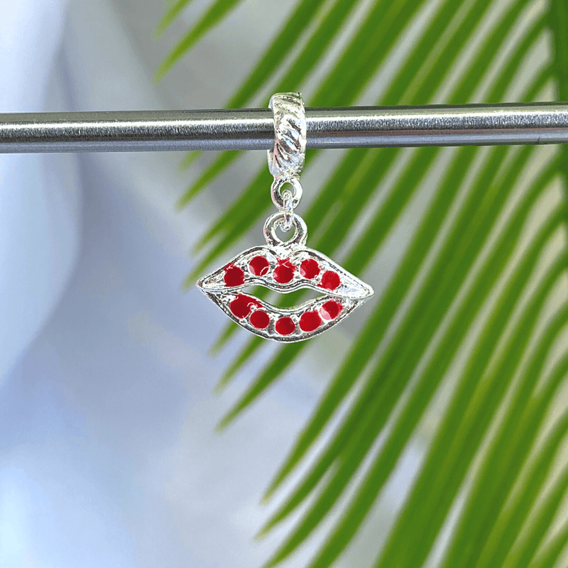 Berloque Pendurado Boca Vermelha - Prata - Áurea Acessórios