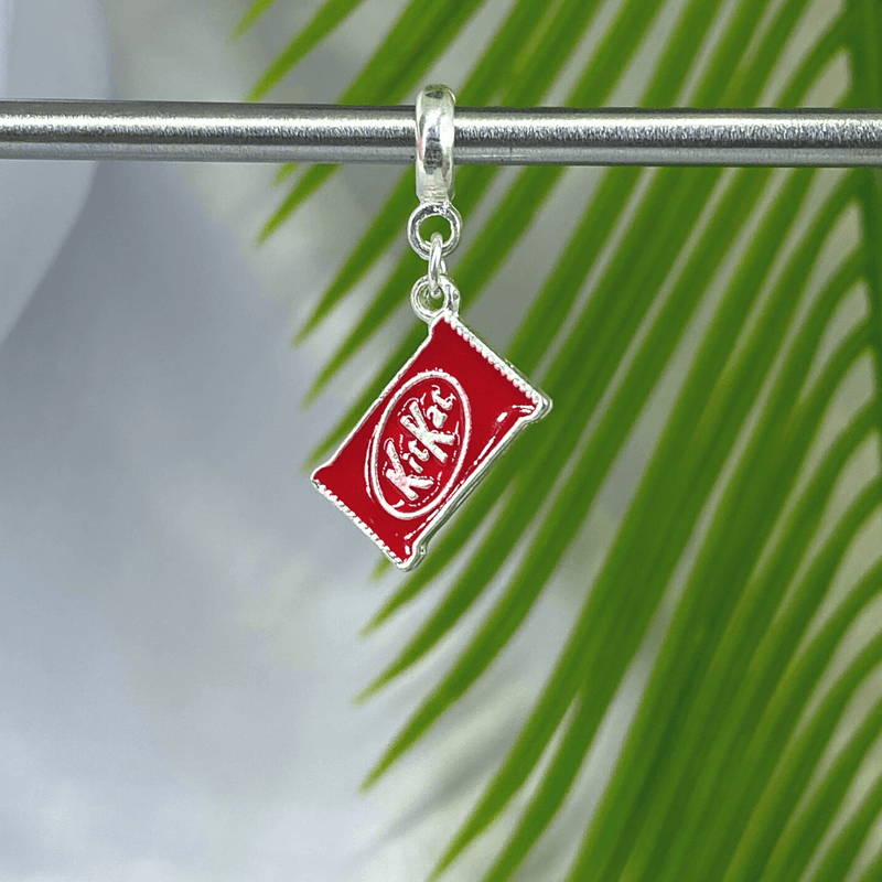 Berloque Pendurado Kit Kat - Prata - Áurea Acessórios