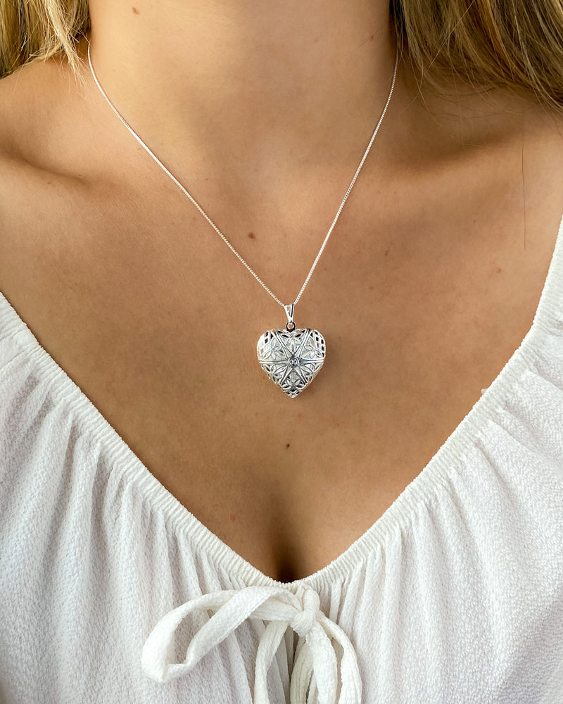 Colar Relicário Coração Vazado + Foto Personalizada - Prata - Áurea Acessórios